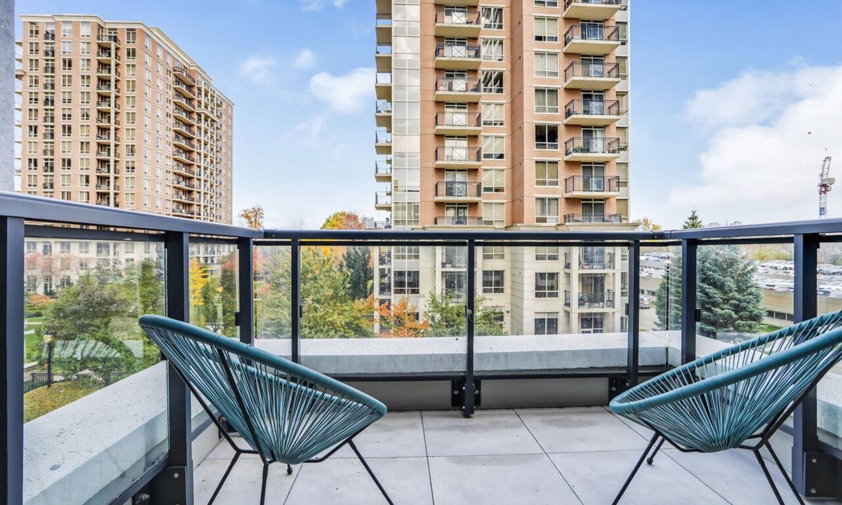 Flemingdon Park Condo | 1 Bed + Den Luxe Suite -Inn On The Park at Sunnybrook - North York