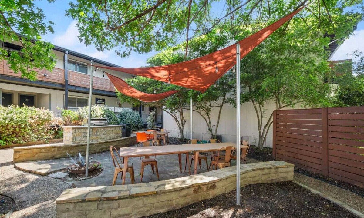 West Campus Apartment | 1 Br Apt Next 2 Downtown - Cozy!