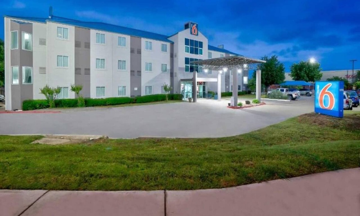 Benbrook Apartment | 1 King Bed | Non-Smoking