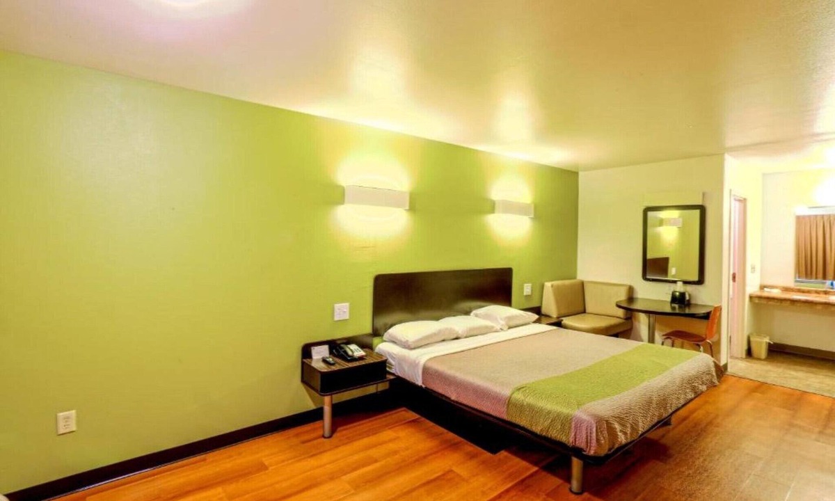 Longview Apartment | 1 King Bed | Suite, Nsmk, Hot Tub, Micfridge