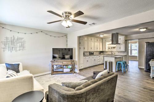 Central Arlington House | 1 Mi to AT&T Stadium: Downtown Arlington Home