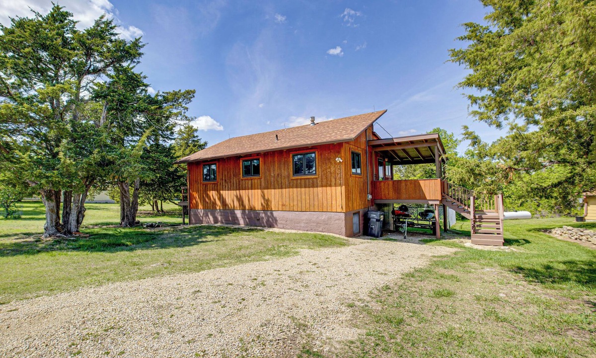 Fostoria Cabin | < 1 Mi to Tuttle Creek Lake: Cabin w/Deck