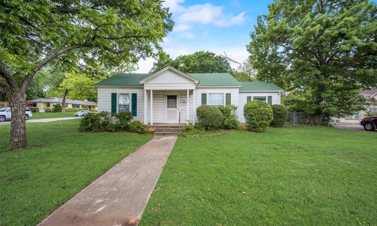 Central Arlington Bed & Breakfast | 1 mile stadium, AC 2-bedroom 1 bath, with breakfast car available