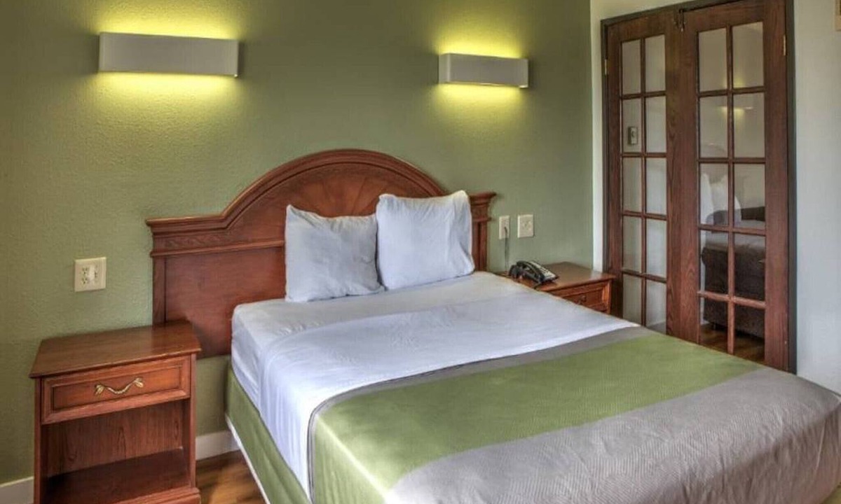 Dallas Apartment | 1 Queen Bed|Suite,Smk,Sofa-Bed