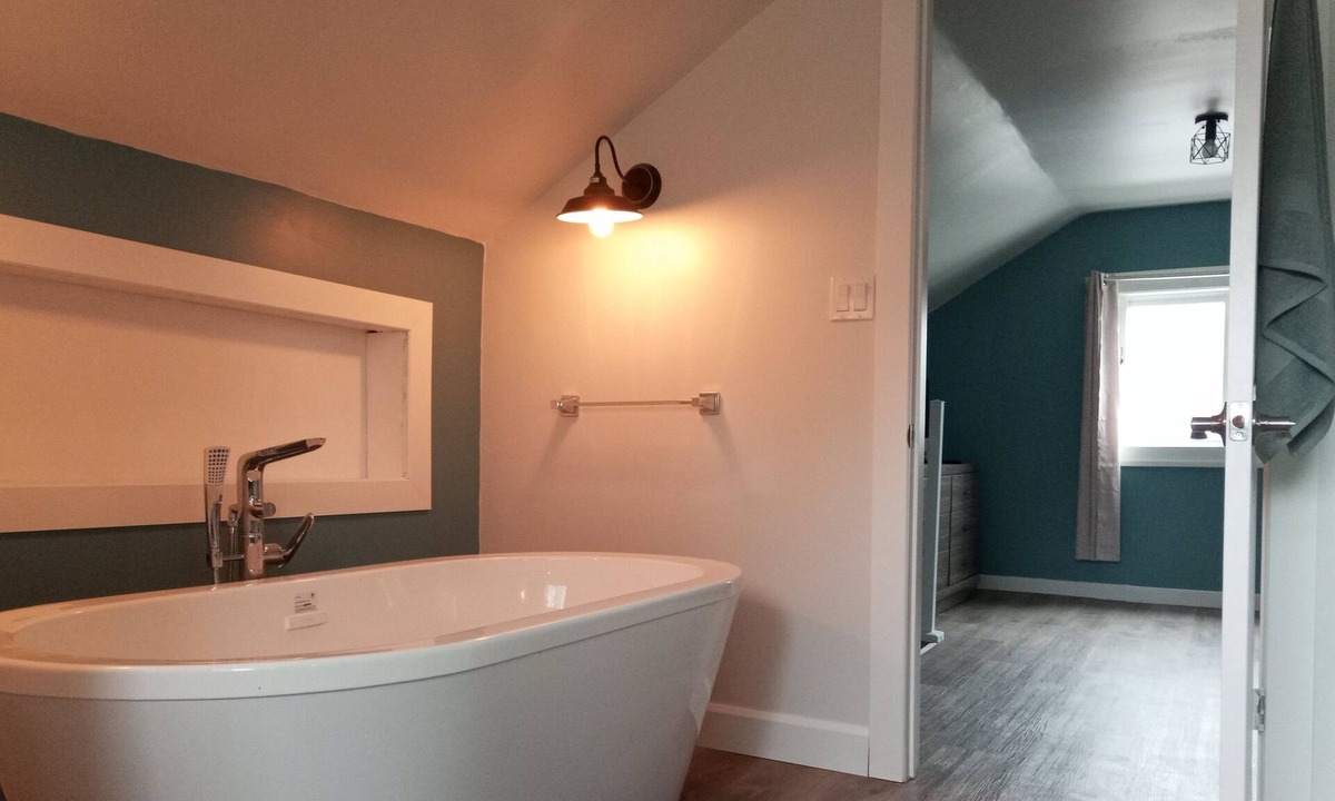 Bruce Mines House | 1 Queen & Private Bath w/Soaker Tub