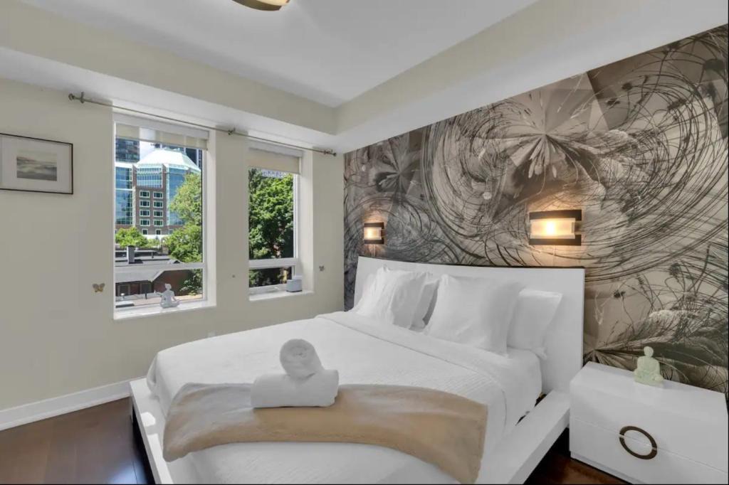 Upper Jarvis Apartment | 1560 sqft Elegant Condo at Downtown Hi-End Shopping & Dining Area - CN Tower View, Bidet, LockBox