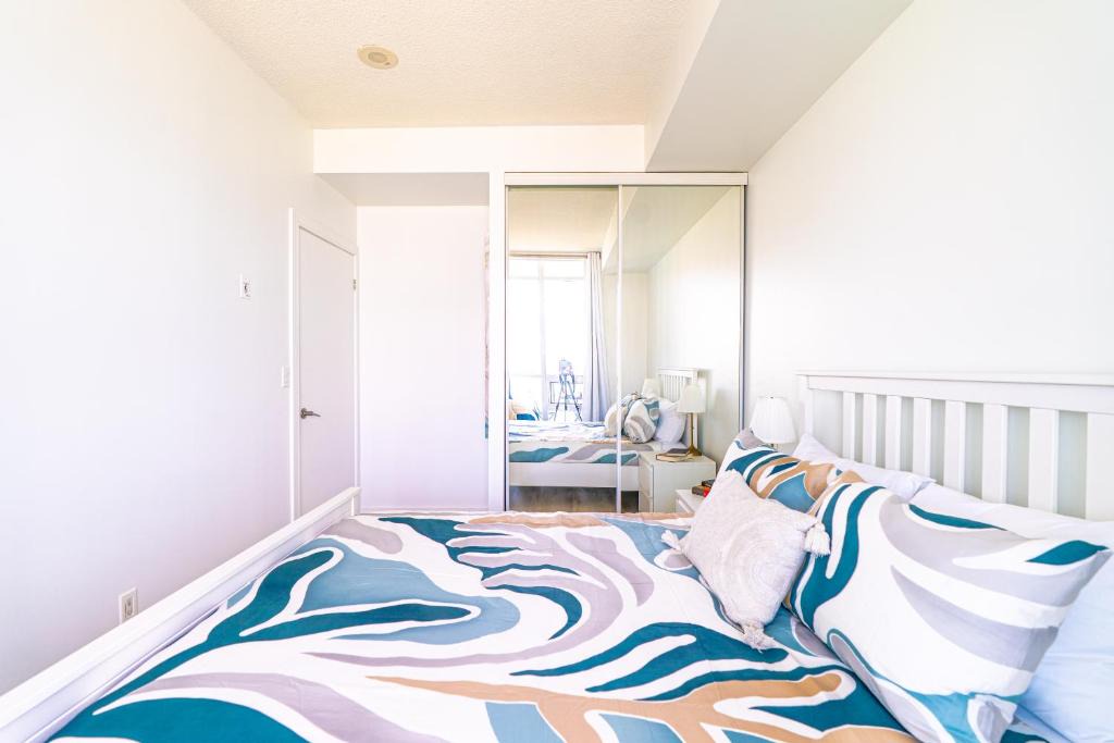 Downtown Toronto Apartment | 1BD Plus Den Lakeview Suite - Steps to CN Tower & Rogers Centre - Free Parking