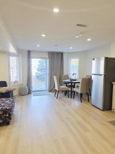 Oakville House | 2 Bed, 1 Bath- Main floor, 2 Parking- Licensed