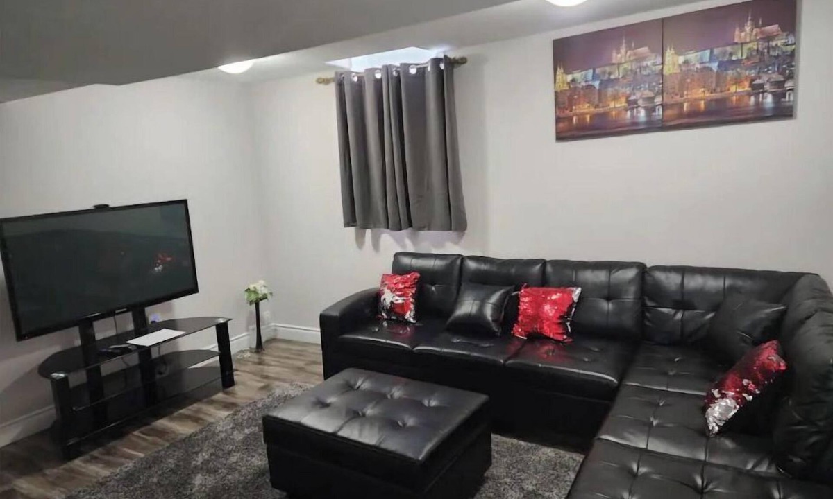 Brampton House | 2 Bedroom Apartment with free parking