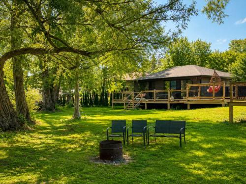 Harwood House | 2-bedroom Lake Front Cottage in Harwood ON #1