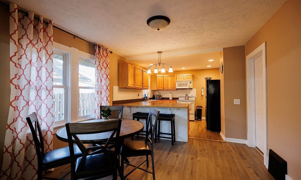 Council Bluffs House | 2-bedroom Nice & Comfy House in the City