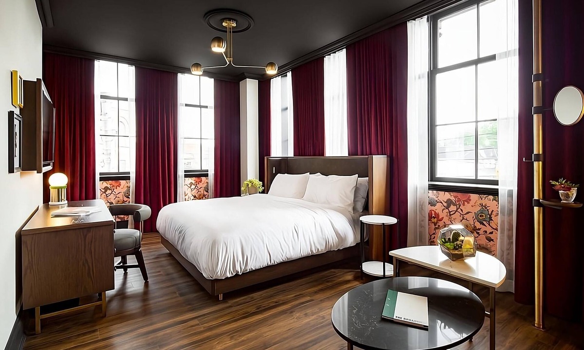 Riverside Hotel | 2 Elegant Corner King Retreat with Rooftop Bar & Coffeehouse