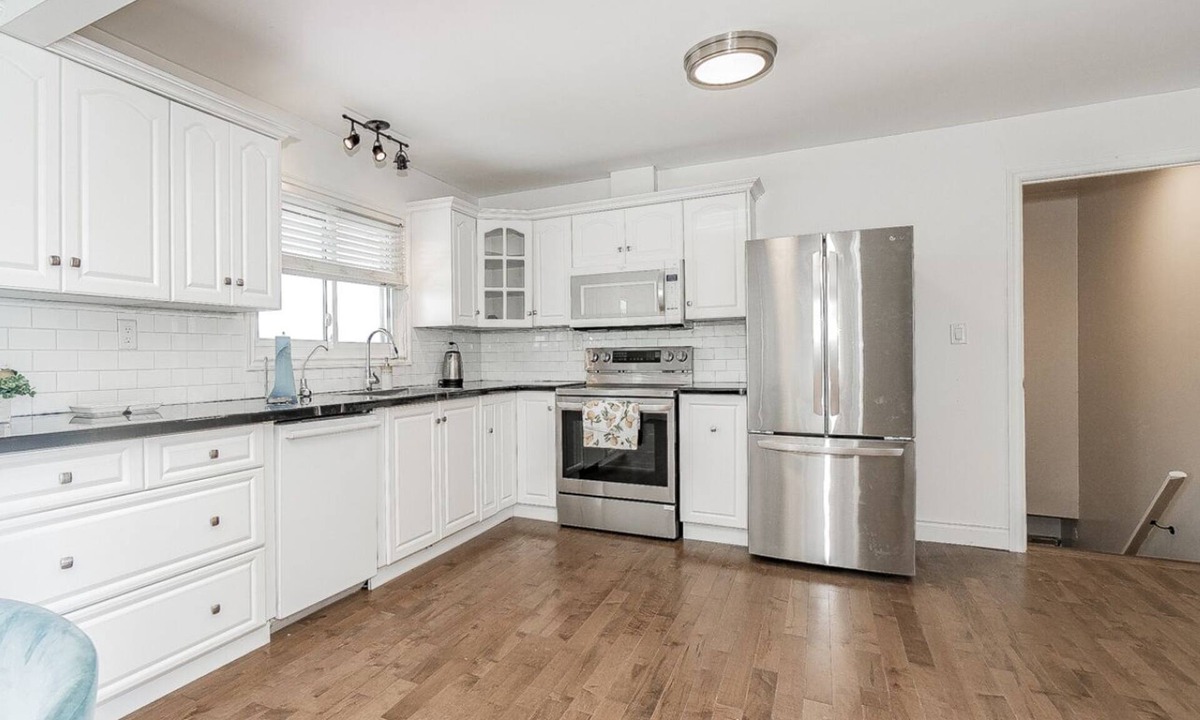 Niagara Falls Cottage | 2 Level, 4 bedrooms (4 Queen Sized + 3 Additional Fold-able) , 2 washrooms