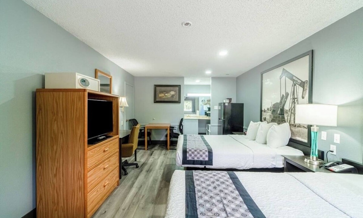 Ira Hotel | 2 Lodging | Easy Reach to Scurry County Museum & Historic Sites | 2 Queen Beds