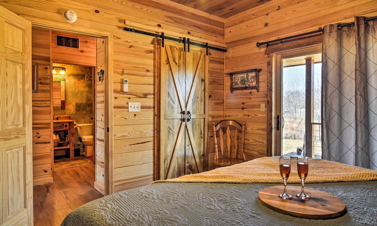 Hot Springs Cottage | 2 Mi to Lake Hamilton: Hot Springs Cabin Rental!