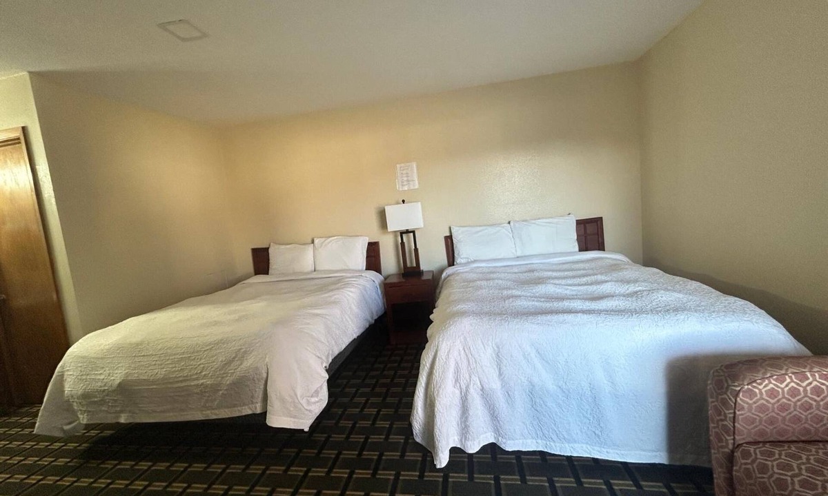 Broken Bow Hotel | 2 Peaceful & Clean Rooms Located Near Main Attractions in Broken Bow’s Center