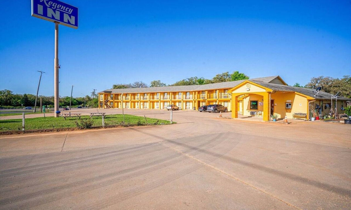 Rockdale Apartment | 2 Queen Bed|Smoking|Rockdale TX