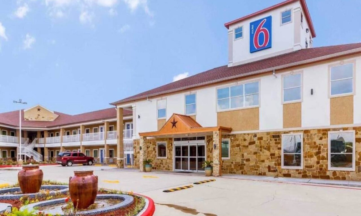 Greater Greenspoint Apartment | 2 Queen Beds | Non-Smoking, Micfridge
