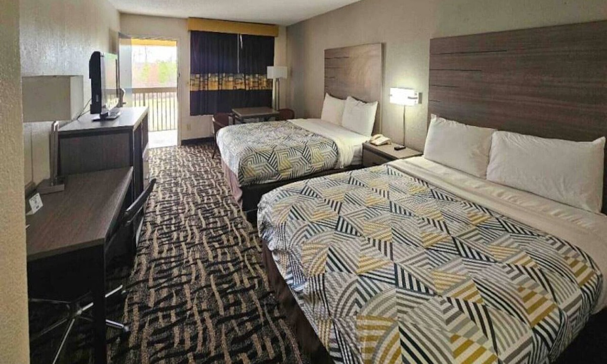 Jackson Apartment | 2 Queen Beds | Non-Smoking, Micfridge