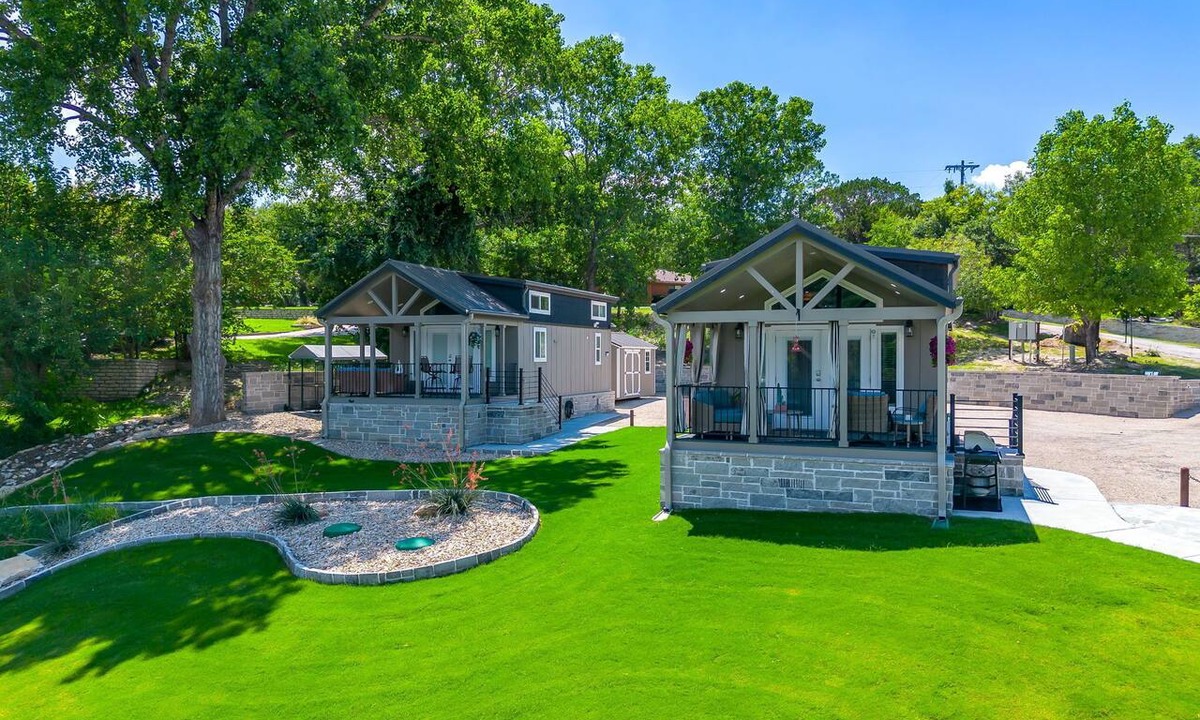 Granbury Cottage | 2 Tiny Homes · Main-Lake Cove · Huge 2-Tier Dock