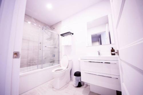 Cote-Des-Neiges—Notre-Dame-De-Grace Apartment | 208 - Modern Cozy Bright Apt with 2BR,Gym,Prking,DT&Airport