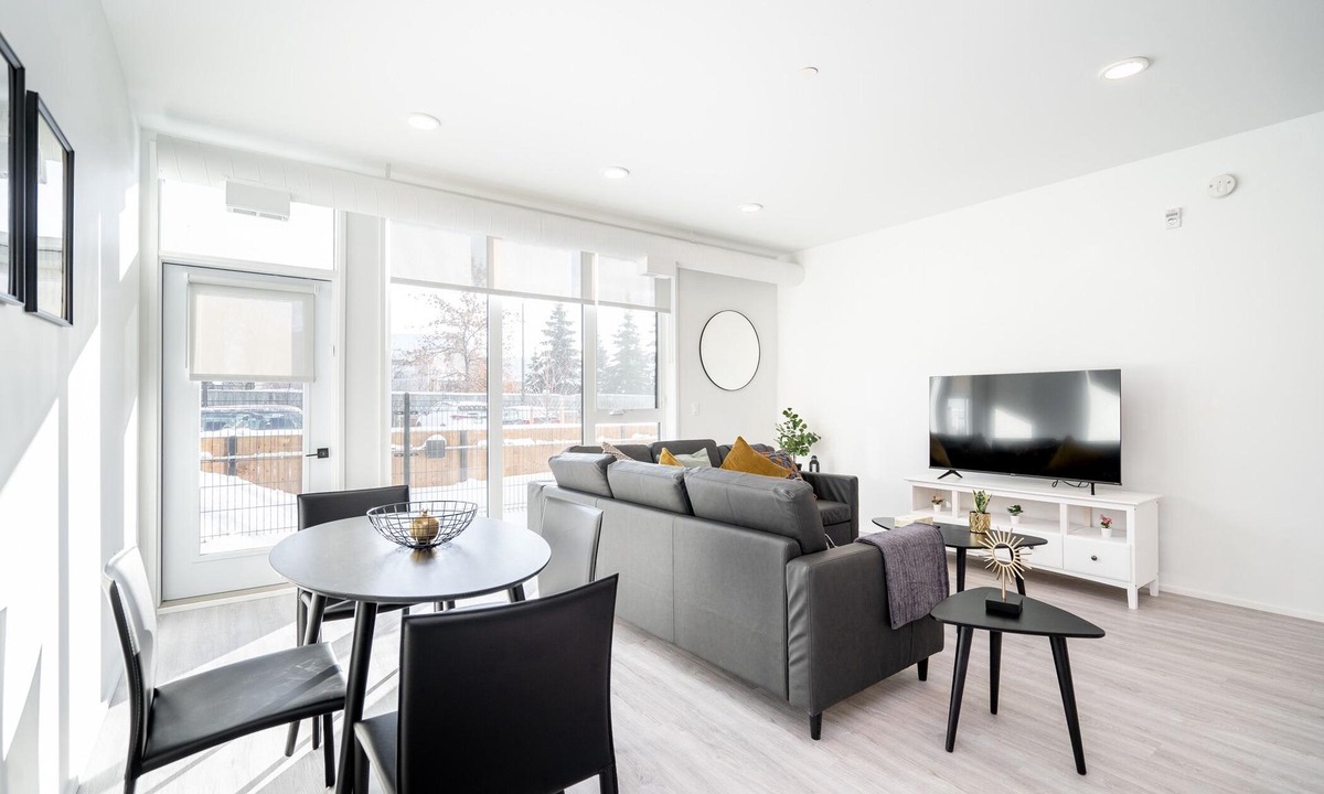 Birds Hill Condo | (210) Stunning 2BR/2BA in River East (1755)