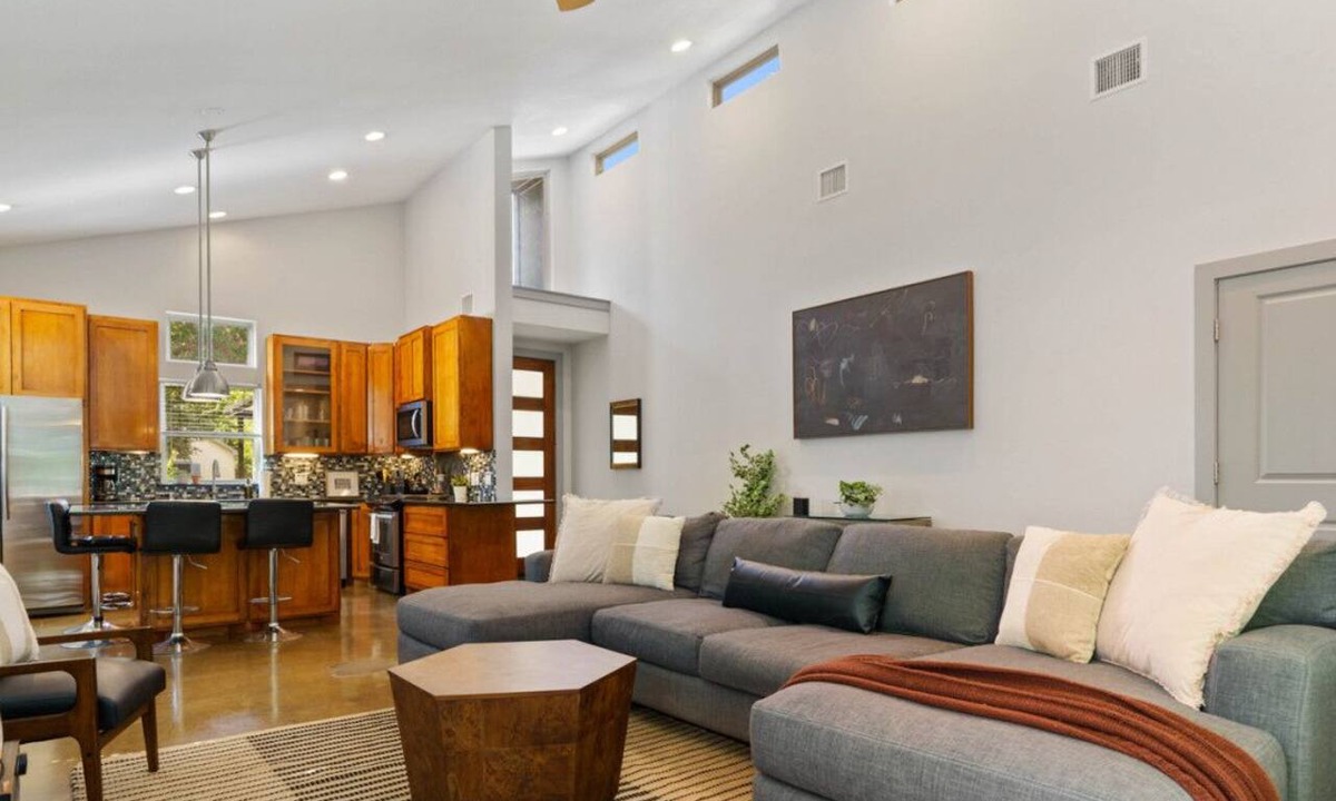 Chestnut Apartment | 2915 E 14th xxxxxxxx
