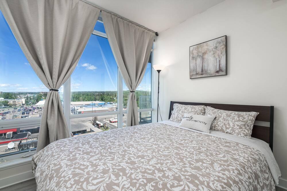 Brentwood Condo | 2BD 2BA mountain view Condo near UofC CTrain + Gym