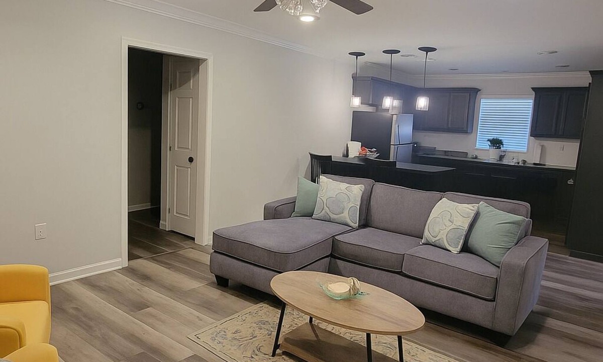 Houma House | 2bed/2bath Cottage in Downtown Houma. 30+ day stays welcome.