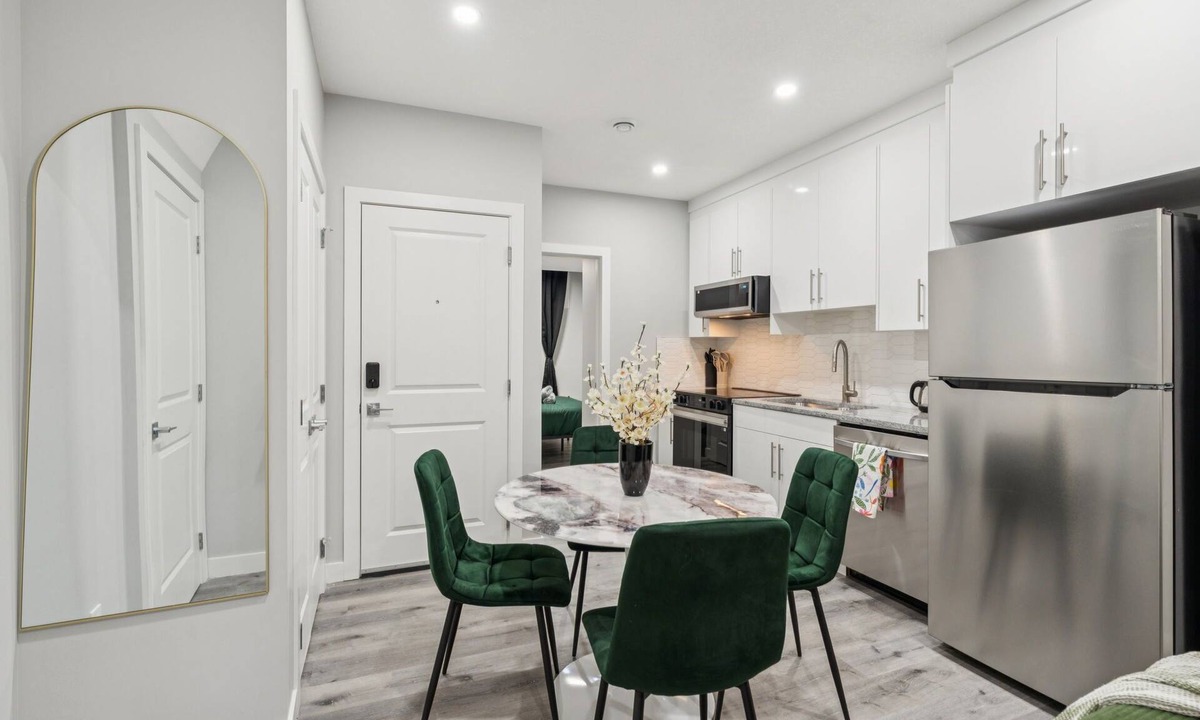 Evanston House | 2BR Basement Suite + Sofa Bed | Near Airport