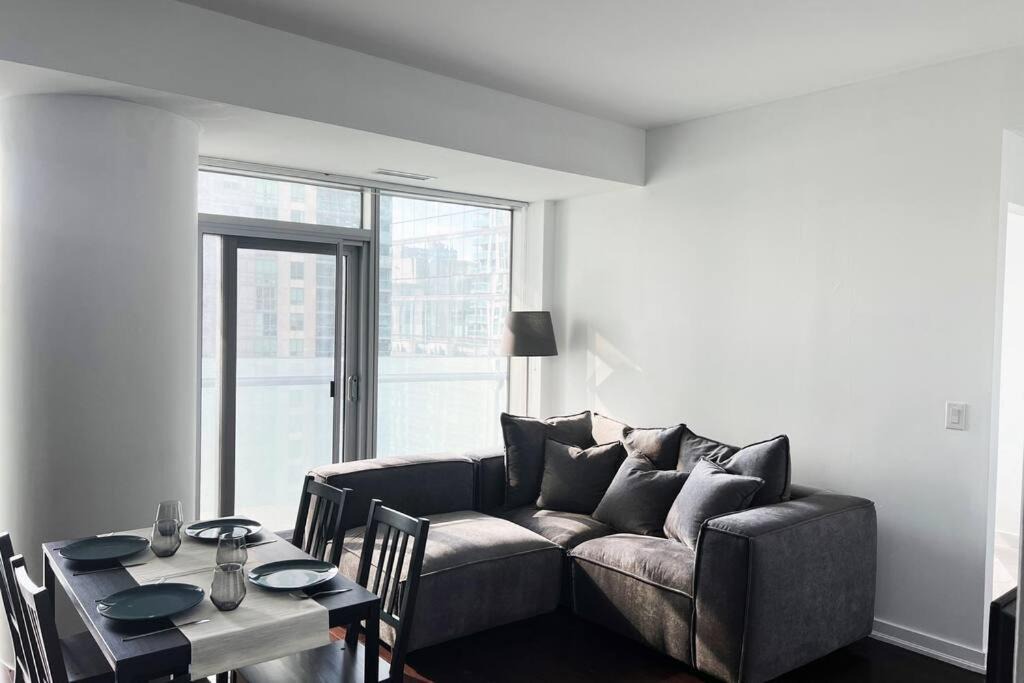 Toronto Entertainment District Apartment | 2BR Downtown Toronto Condo Steps to Union/CN Tower