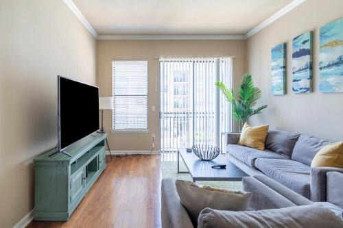 Cityplace Apartment | 2BR Executive Suite With Pool, Gym & Fast Wi-Fi By ENVITAE