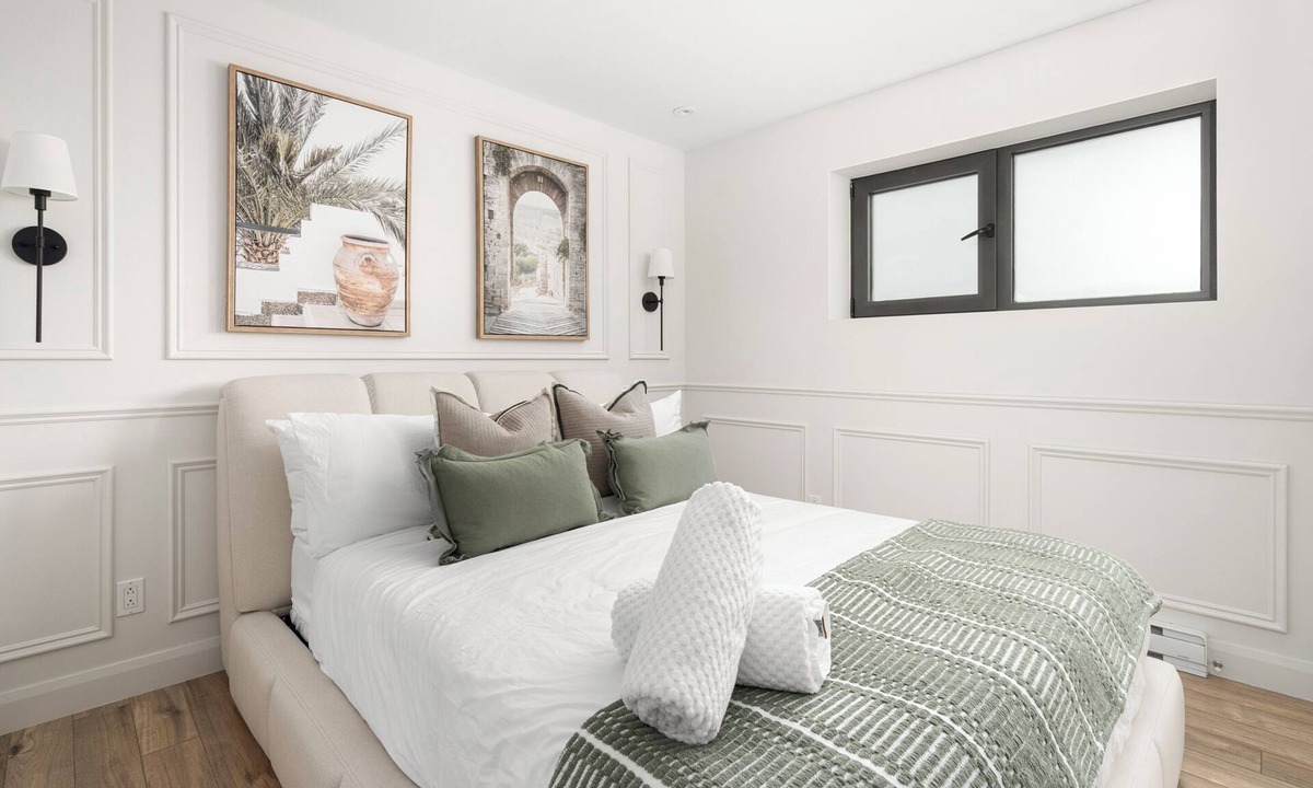 Laval Condo | 2BR Modern Condo w/Private Jacuzzi & Views