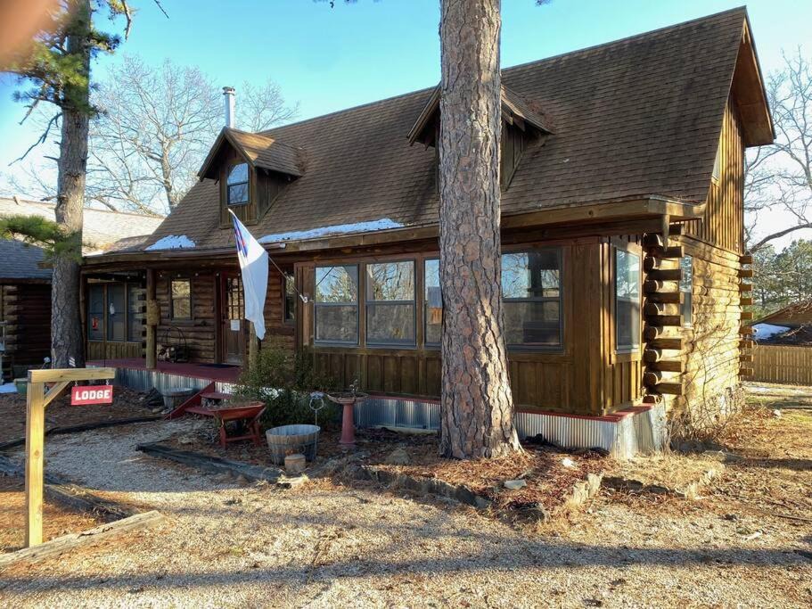 Eureka Springs House | 3 Bedroom log cabin with hot tub at Bear Mountain