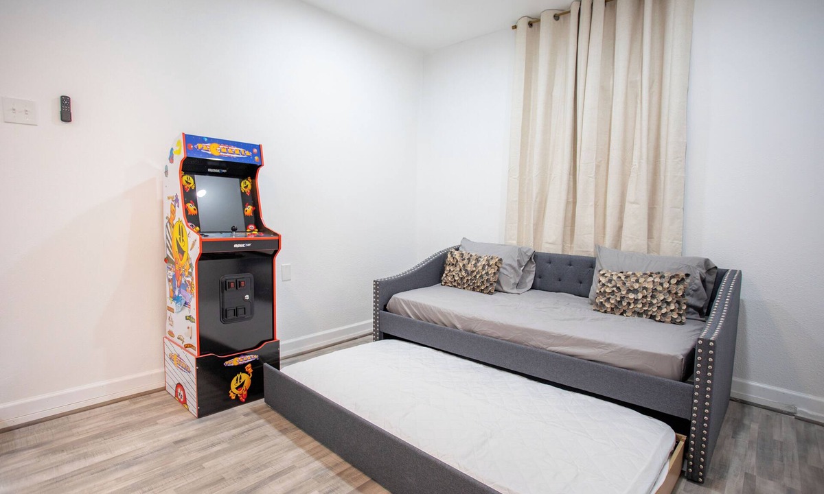 Central Arlington House | 3 Blocks from AT&T Stadium! Amazing Location!