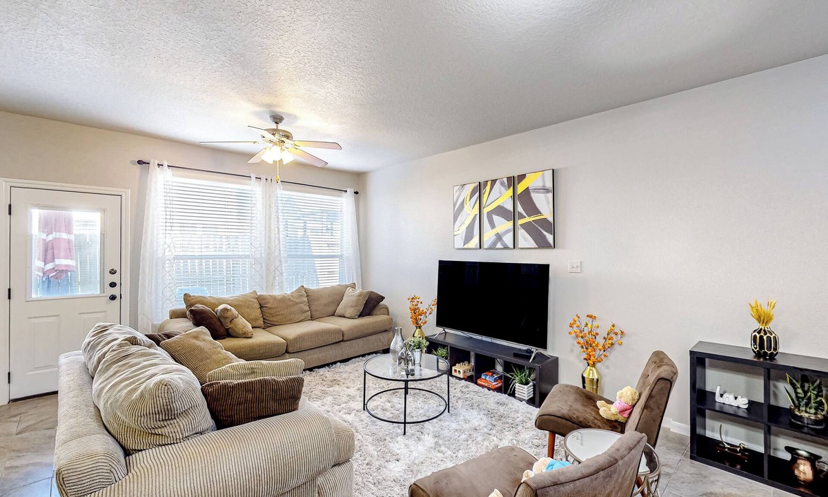 Conroe House | 3 Mi to Downtown Conroe: Updated Townhome w/Yard