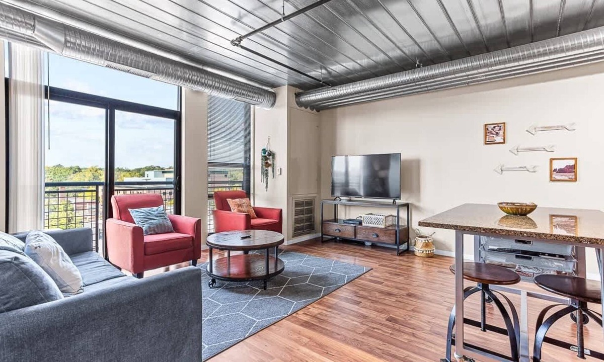 Old West Side Apartment | 3 Modern 2BR Apts Near Kerrytown w Parking & Gym