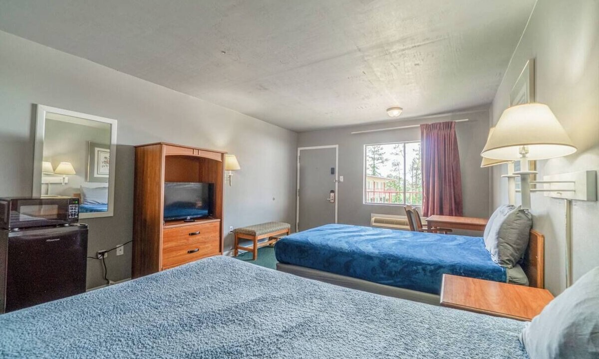 Livingston Hotel | 3 Practical and Clean Rooms w/2 Full Beds Travel-Friendly Amenities for Guest