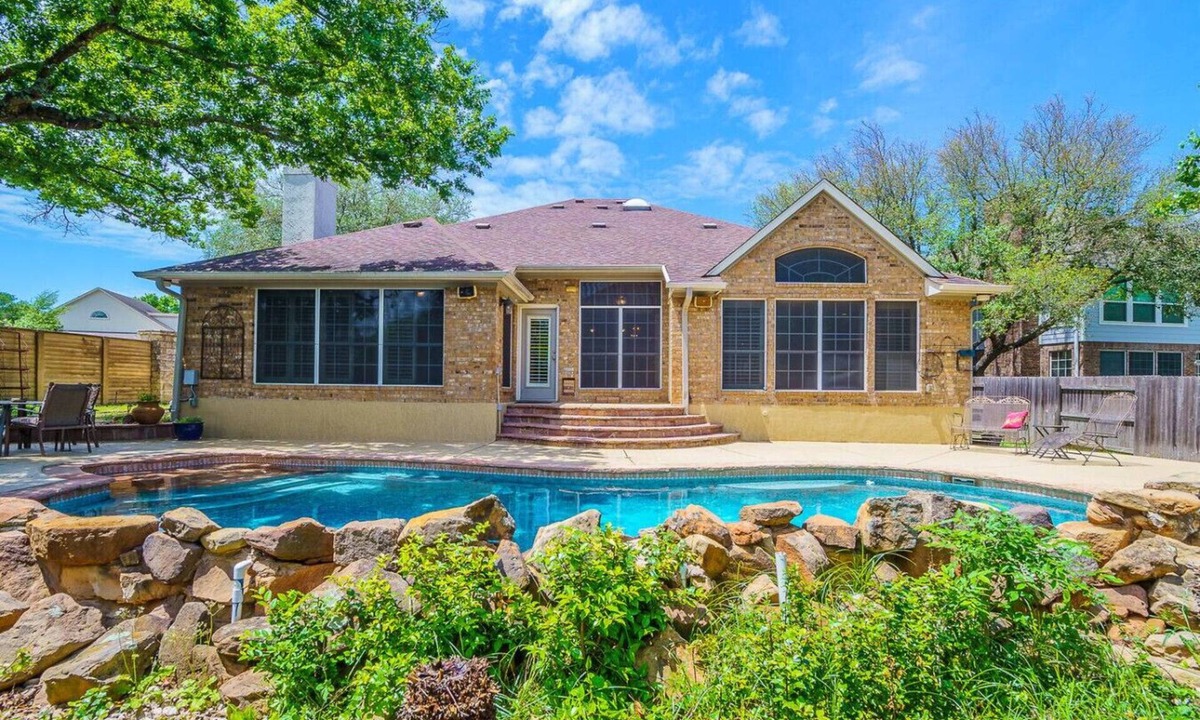 Riverplace House | 3BR home w/private pool + 3 mins 2 Riverplace