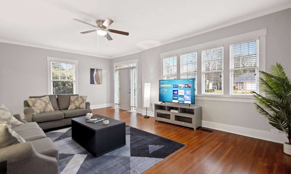 Conway House | 3BR Spacious and Fully Fenced Home with King Bed