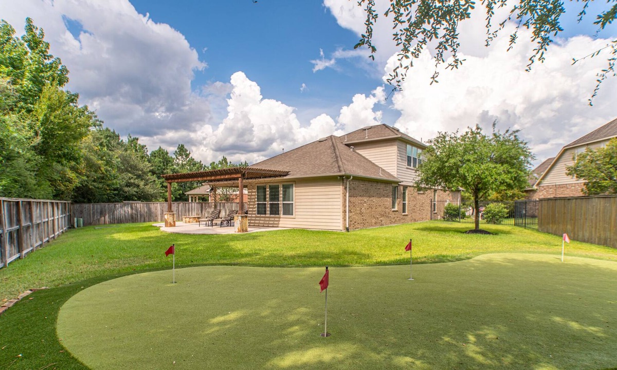 Indian Springs House | 4 bdrm Home w HUGE backyard & Putting Green!!