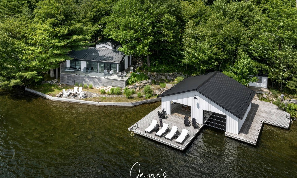 Minett Cottage | 4 bed 2 bath cottage on the south-end of Lake Joseph