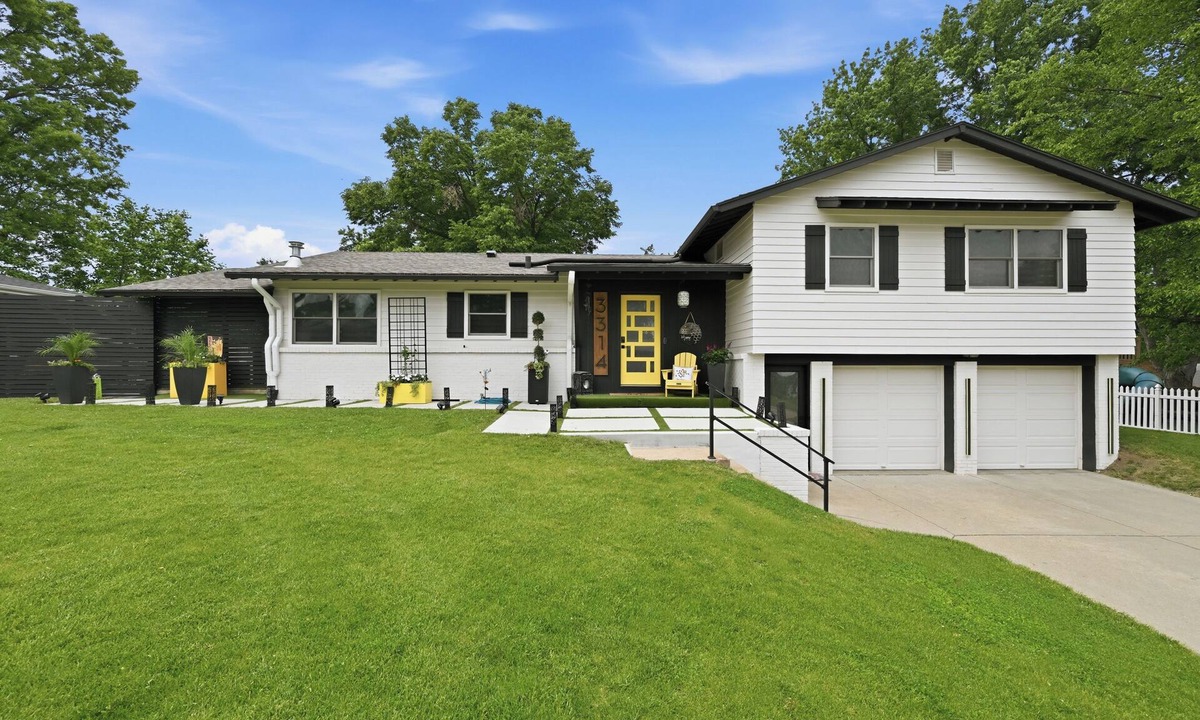 South Central Omaha House | 4-bed Bee Hive w/open floor plan, centrally located & easy interstate access
