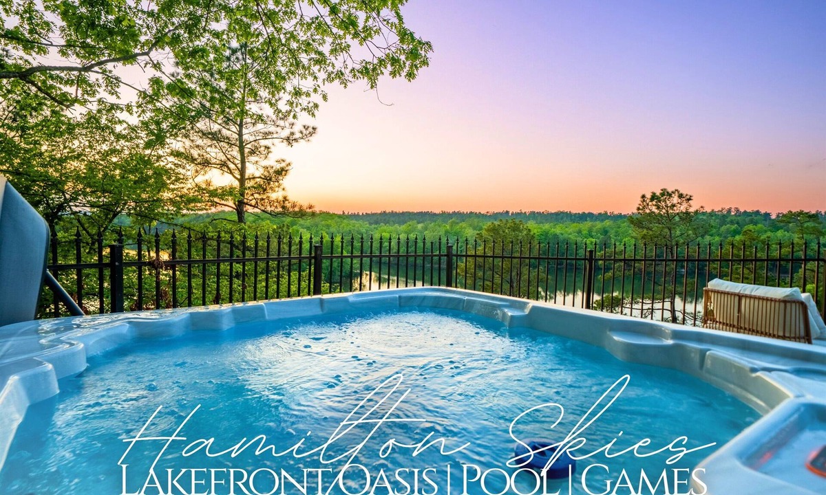 Mid America House | 4 BR Lakefront Lodge, Private Heated Pool, Kayaks