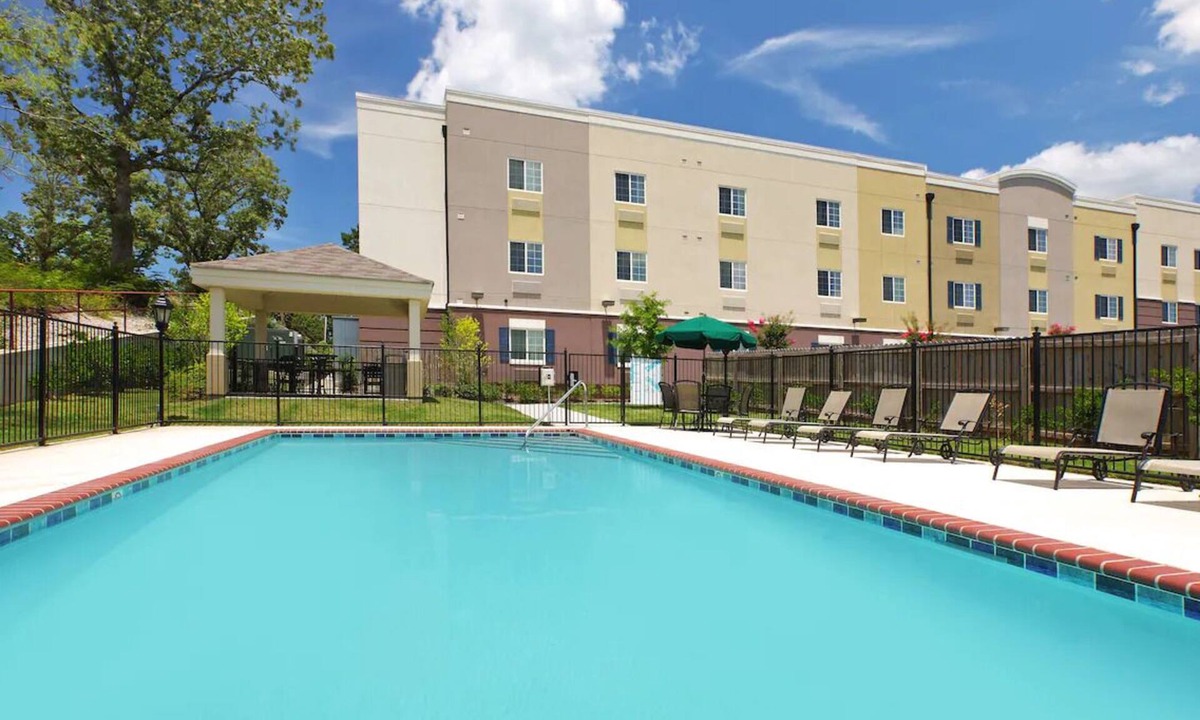 Hot Springs Hotel | 4 Bright, Comfortable Suites Ideal for Family Getaways – Great Location w/Pool