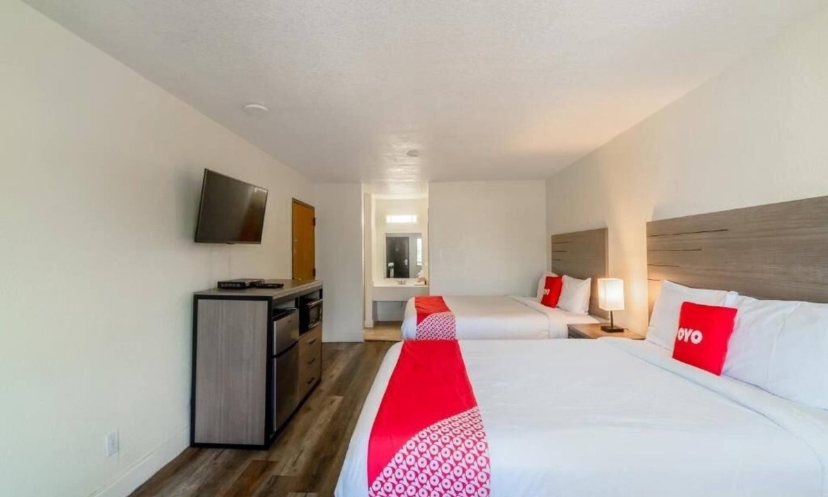 FM 1960 Hotel | 4 Comfortable Rooms Stay Near Funeral History Museum – 2 Queen Beds