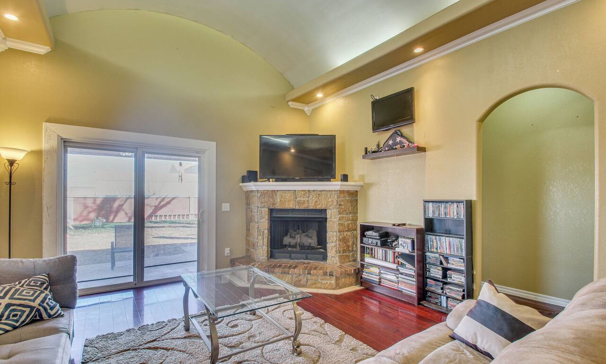 Central Oklahoma City Cottage | 4 Mi to Bricktown Excitement! Group Escape w/ Yard