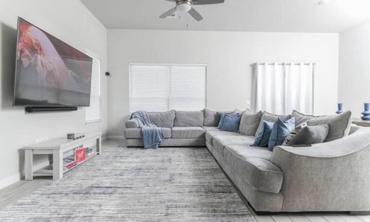 Austin House | 4BR/3BH Private Pool: 5M Airport & F1 & 2500 Sq.ft