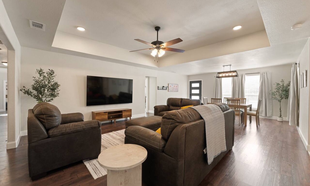 West Arlington House | 4BR Arlington Home, Minutes to AT&T Stadium