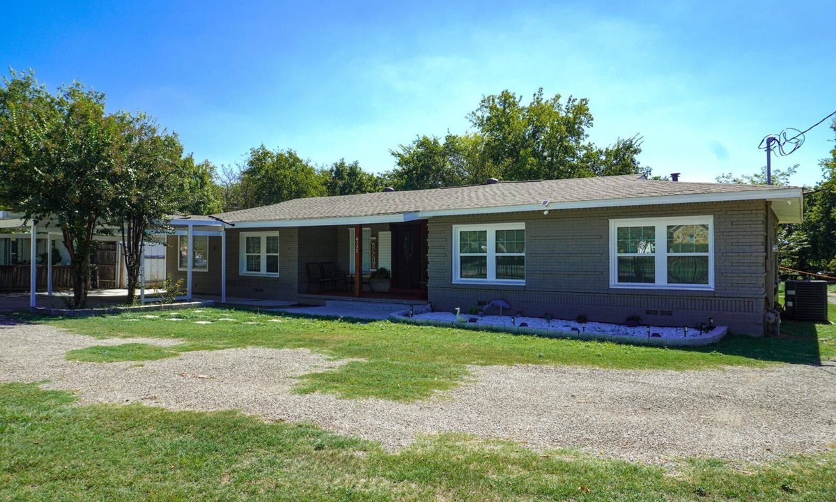 Oak Cliff Ski Chalet | 4BR Home w/ Pool, BBQ & Private Parking Near AT&T